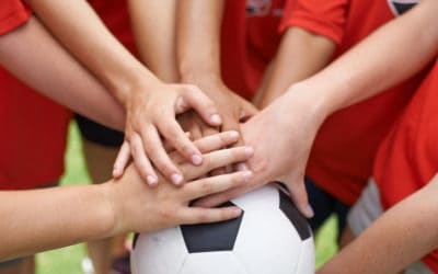 Gemein­sam gegen Ras­sis­mus und Vor­ur­tei­le: Sport und Wer­te beim Kick-Off im Nach­wuchs­leis­tungs­zen­trum Cham