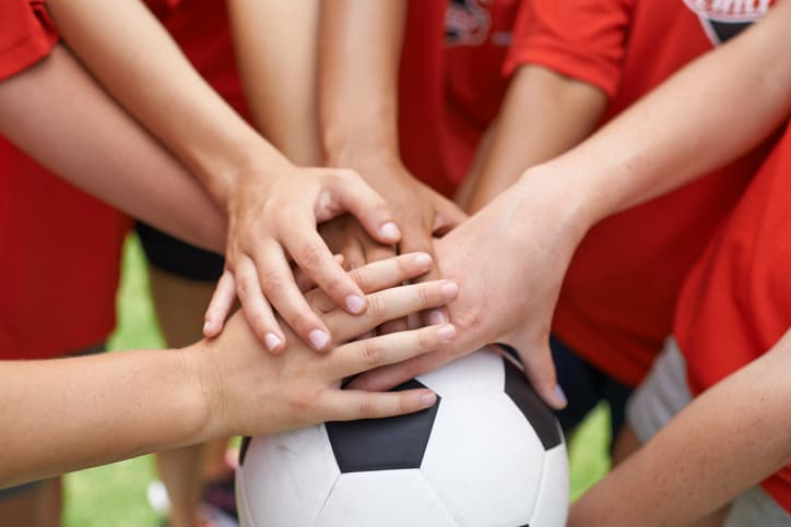 Gemein­sam gegen Ras­sis­mus und Vor­ur­tei­le: Sport und Wer­te beim Kick-Off im Nach­wuchs­leis­tungs­zen­trum Cham