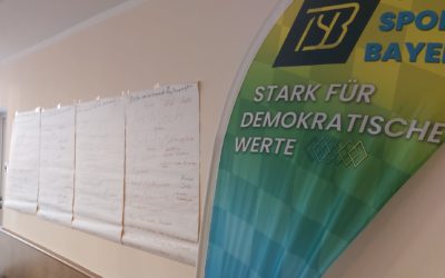 Demo­kra­tie­trai­ner/in­nen-Aus­bil­dung befasst sich mit Extre­mis­mus & Diskriminierung